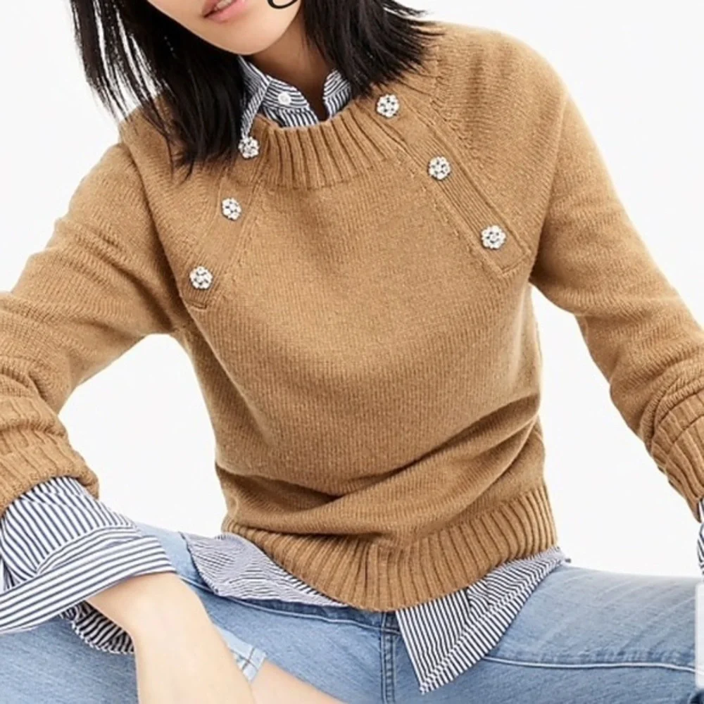 Crewneck sweater with jeweled buttons SzL